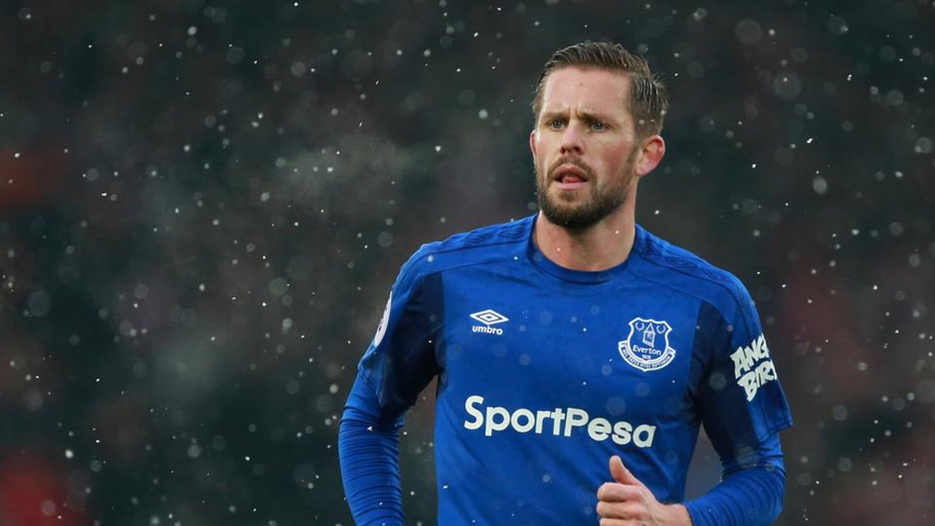 健身达人带练“云端深蹲节” 全球网友同步下蹲